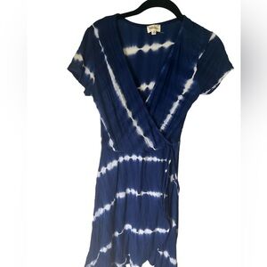 Tie dye blue faux wrap summer dress short sleeves, v neck. Sz M